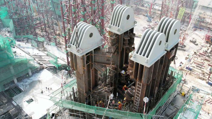 Sau đó, đội ngũ thi công sẽ lắp đặt hệ thống mái vòm, các thiết bị điện và tiến hành hoàn thiện công trình. 