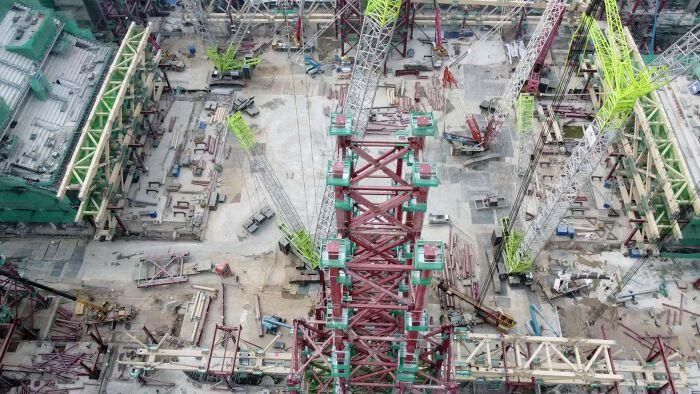 Bốn khán đài đang ở những giai đoạn thi công khác nhau, trong đó một số khu vực đã bắt đầu đổ bê tông tầng thứ ba. 