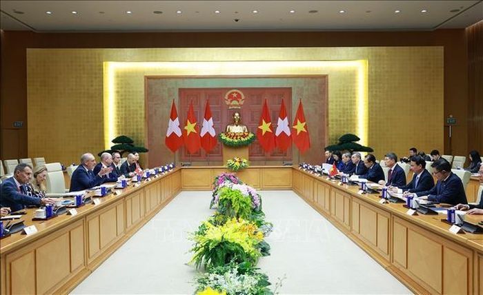 Thủ tướng Lê Minh Hưng hội kiến Tổng thống Liên bang Thụy Sĩ Guy Parmelin. Ảnh: Dương Giang – TTXVN