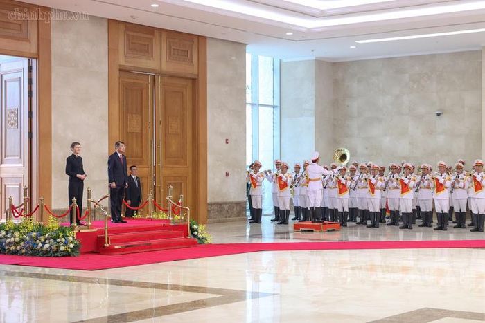 Thủ tướng Lê Minh Hưng và Thủ tướng Brigitte Haas nghe Quân nhạc cử Quốc thiều hai nước - Ảnh: chinhphu.vn/Nhật Bắc