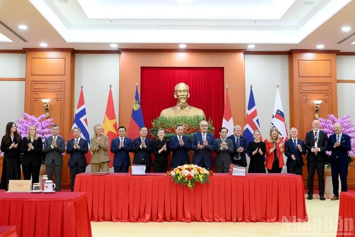 Tổng Bí thư, Chủ tịch nước Tô Lâm và các đại biểu tại Lễ ký kết Hiệp định Thương mại tự do Việt Nam-EFTA (VEFTA). Ảnh: Nhandan.vn