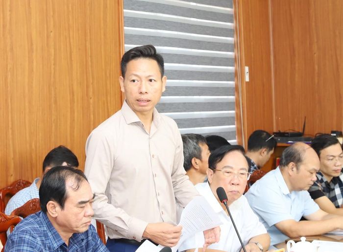 Đại diện chính quyền địa phương báo cáo tại buổi làm việc. Ảnh: Xuân Nghĩa