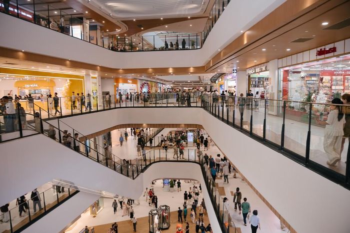 Đông đảo người dân đến tham quan, mua sắm tại AEON MALL Thanh Hóa sau những ngày đầu mở cửa.