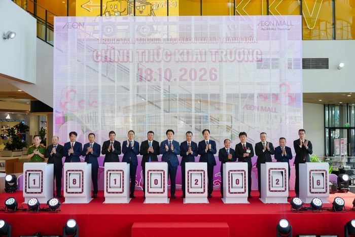 Các đại biểu thực hiện nghi thức khai trương Trung tâm Thương mại AEON MALL Thanh Hóa. Ảnh: BTC