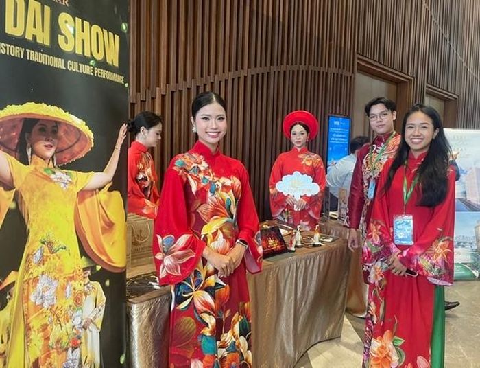 AODAI  SHOW Hội An được giới thiệu bên lề hội thảo. Ảnh Ngô Anh Văn
