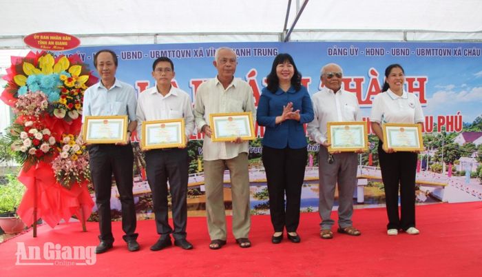 Bí thư Đảng ủy, Chủ tịch HĐND xã Châu Phú Thi Hồng Thúy tặng giấy khen của UBND xã cho các cá nhân có thành tích đóng góp xây dựng cầu.