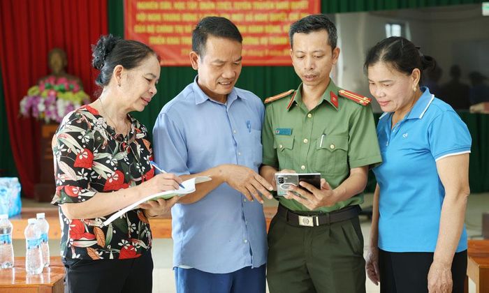  Cán bộ Công an phường Bố Hạ tuyên truyền tới người dân về thủ đoạn mời gọi "việc nhẹ, lương cao" tại Campuchia qua mạng xã hội. 