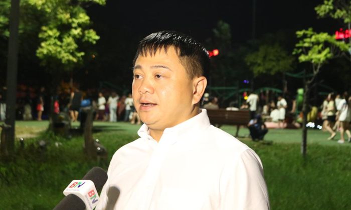  Ông Trần Anh Tuấn, Phó Chủ tịch Thường trực UBND phường Nam Sơn trao đổi với phóng viên Báo và Phát thanh, Truyền hình Bắc Ninh về giải pháp duy trì, bảo đảm nếp sống văn minh tại công viên Lãm Làng.  