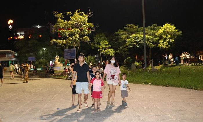  Người dân thong thả dạo bộ tại công viên Lãm Làng. Ảnh chụp tối ngày 17/10. 