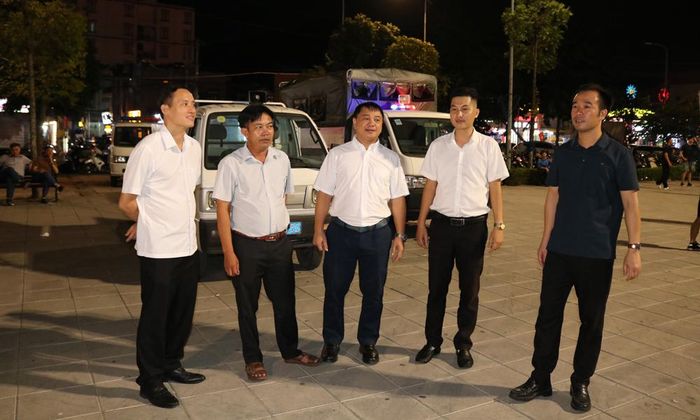  Lãnh đạo phường Nam Sơn kiểm tra, giám sát việc thực hiện nếp sống văn minh nơi công cộng tại công viên Lãm Làng.  