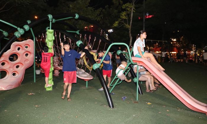  Trẻ em vui chơi tại công viên Lãm Làng (phường Nam Sơn). 