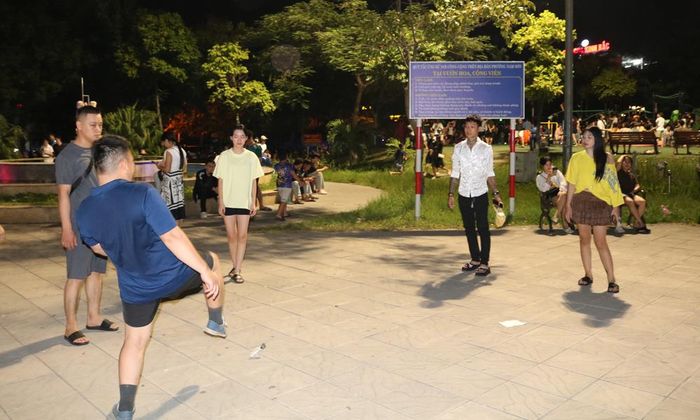  Người dân tập luyện thể dục thể thao tại công viên Lãm Làng tối ngày 17/10. 