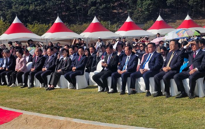 Các đại biểu tham dự sự kiện giao lưu toàn cầu Việt Nam - Hàn Quốc tại Khu di tích Trung Hiếu Đường.