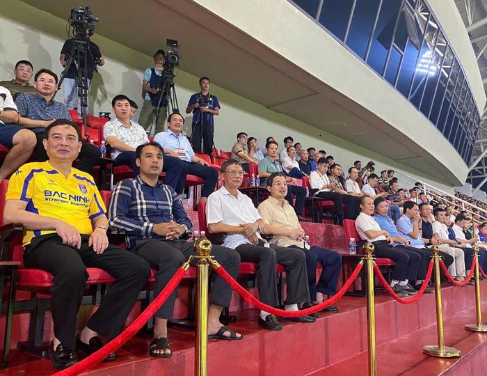 Các đồng chí lãnh đạo thành phố đến dự và cổ vũ đội bóng Bắc Ninh FC.