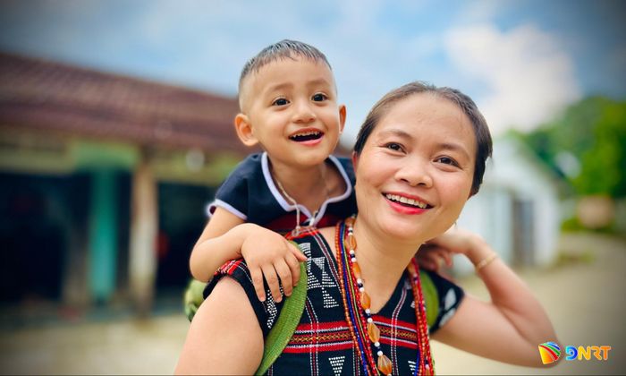"Chiếc xe" trên lưng mẹ. Ảnh: ALĂNG NGƯỚC