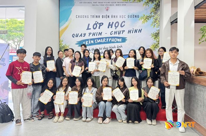 Ngày 26/9, Trung tâm Văn hóa - Điện ảnh thành phố Đà Nẵng tổ chức lớp học “Quay phim - chụp hình trên Smartphone” thu hút đông đảo học sinh, sinh viên các trường trên địa bàn thành phố tham gia. Ảnh: X.D