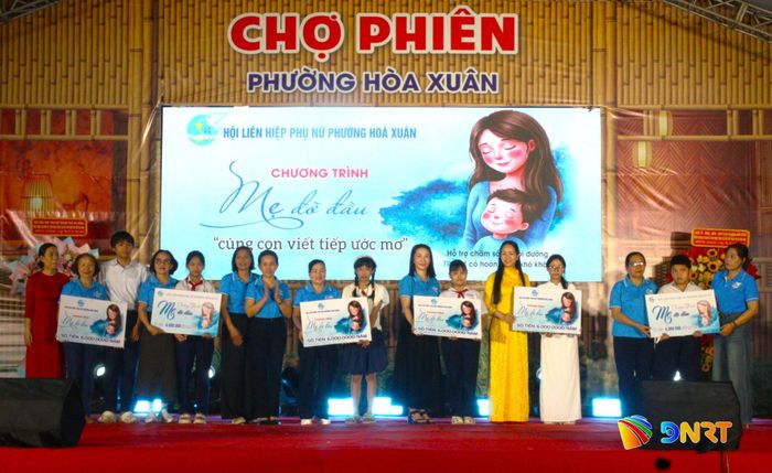 Các chi hội trên địa bàn nhận đỡ đầu 6 trẻ em mồ côi, có hoàn cảnh đặc biệt theo chương trình “Mẹ đỡ đầu”. Ảnh: NGỌC QUỐC