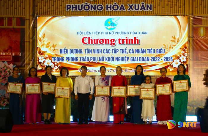 Ban tổ chức tuyên dương 10 cá nhân xuất sắc trong phong trào khởi nghiệp và làm kinh tế giỏi. Ảnh: NGỌC QUỐC