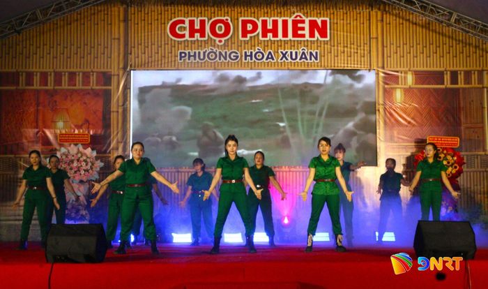 Một tiết mục biểu diễn tại cuộc thi “Giai điệu khỏe đẹp” do Hội Liên hiệp Phụ nữ phường Hòa Xuân tổ chức. Ảnh: NGỌC QUỐC