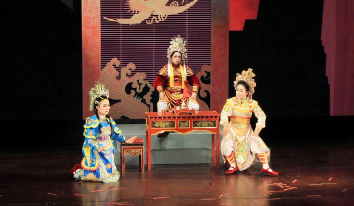 NSƯT Nguyễn Thị Bích Phượng (bên trái) trong vở tuồng Lưu Kim Đính phá tứ môn. Ảnh: K.NGUYÊN