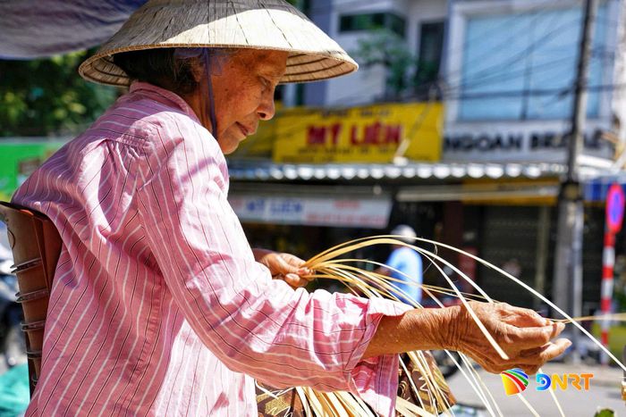 Nét đẹp của người phụ nữ hiện lên qua đôi tay khéo léo, cần mẫn. Ảnh: KHA MIÊN