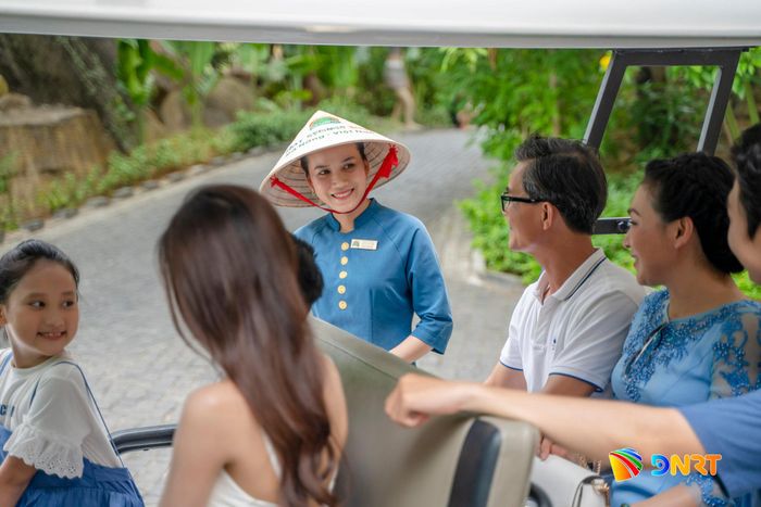 Sự tận tình, thân thiện của đội ngũ nữ nhân viên du lịch góp phần tạo ấn tượng đẹp, níu chân du khách gần xa và khiến mỗi chuyến đi trở thành lời hẹn ngày trở lại. Ảnh: HOÀNG NAM