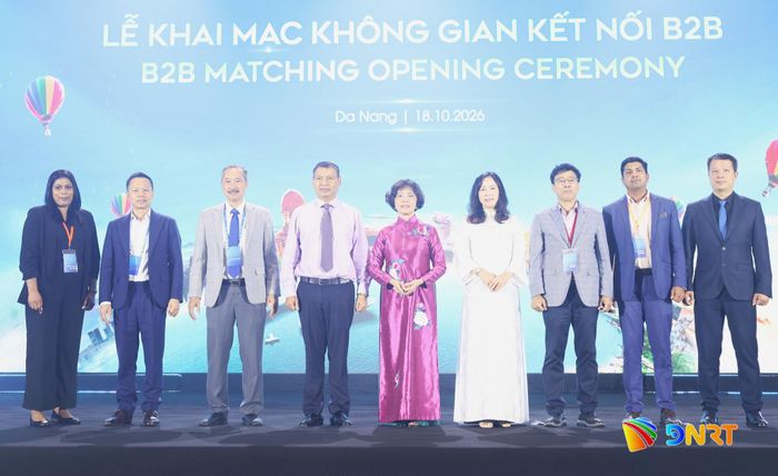 Các đại biểu thực hiện nghi thức khai mạc và chụp ảnh lưu niệm tại sự kiện. Ảnh: NGỌC HÀ