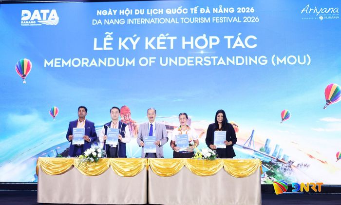 Đại diện Hiệp hội Du lịch thành phố Đà Nẵng và các đối tác Ký kết biên bản ghi nhớ hợp tác. Ảnh: NGỌC HÀ