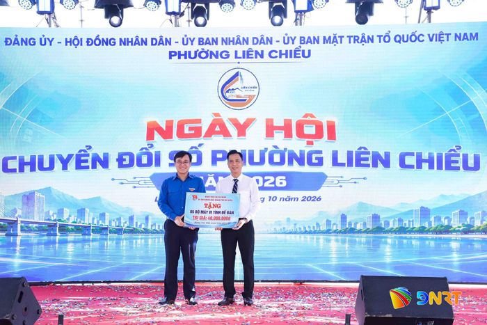 Đoàn Thanh niên UBND thành phố trao tặng 5 bộ máy tính hỗ trợ hoạt động chuyển đổi số tại phường Liên Chiểu. Ảnh: NGỌC PHÚ