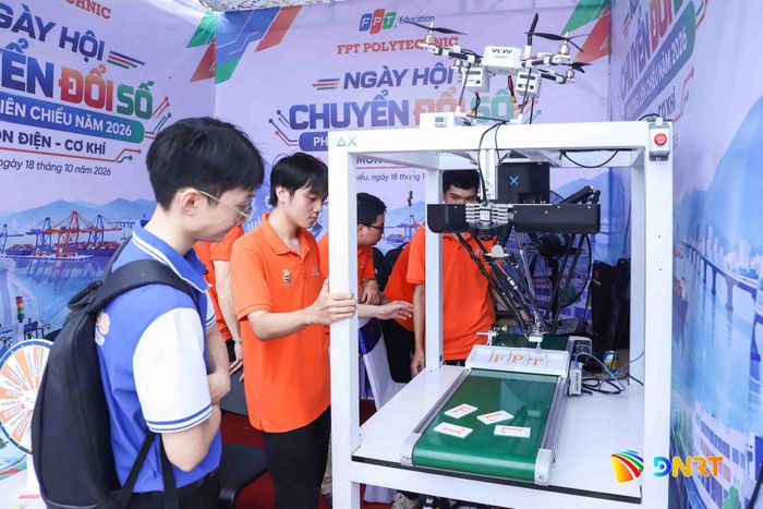 Doanh nghiệp hoạt động trong lĩnh vực công nghệ thông tin tham gia ngày hội. Ảnh: NGỌC PHÚ