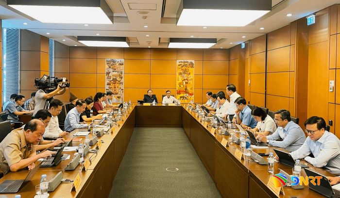 Quang cảnh thảo luận tổ sáng 18/10. Ảnh: HỒNG CHÂU