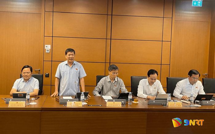 Đại biểu Quốc hội Tạ Văn Hạ thảo luận tại tổ. Ảnh: HỒNG CHÂU
