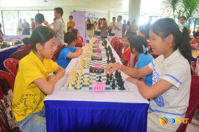 Các kỳ thủ tranh tài tại giải. Ảnh: THÀNH DANH