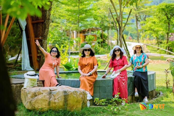 Du khách hòa vào không gian xanh tại khu du lịch Leaf Village & Farm - Làng Lá. Ảnh: Khu du lịch cung cấp