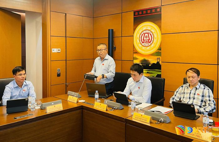 Đại biểu Quốc hội Trần Mạnh Huy thảo luận tại tổ. Ảnh: HỒNG CHÂU