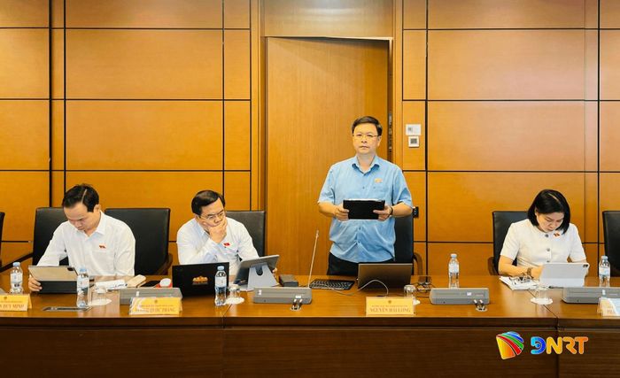 Đại biểu Quốc hội Nguyễn Hải Long thảo luận tại tổ. Ảnh: HỒNG CHÂU
