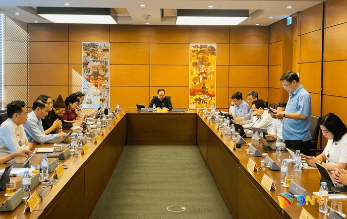 Quang cảnh thảo luận tổ chiều 18/10. Ảnh: HỒNG CHÂU