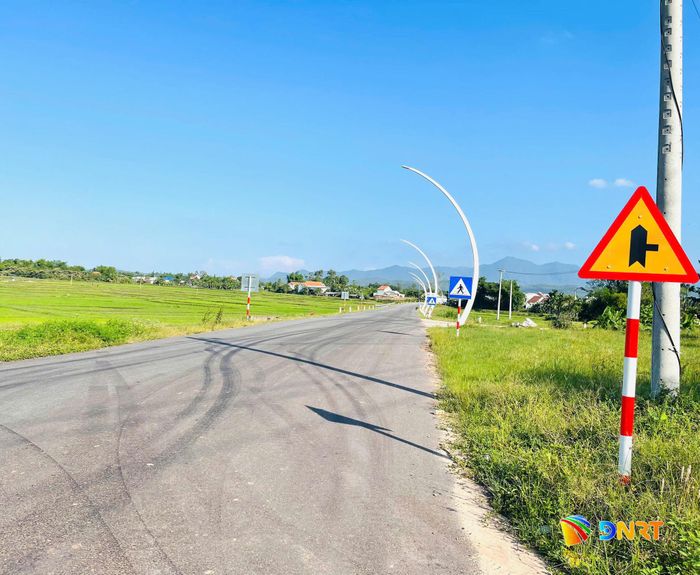 Việc lắp đặt biển báo, hệ thống an toàn giao thông ven tuyến gần hoàn thành. Ảnh: CÔNG TÚ - PHI THÀNH