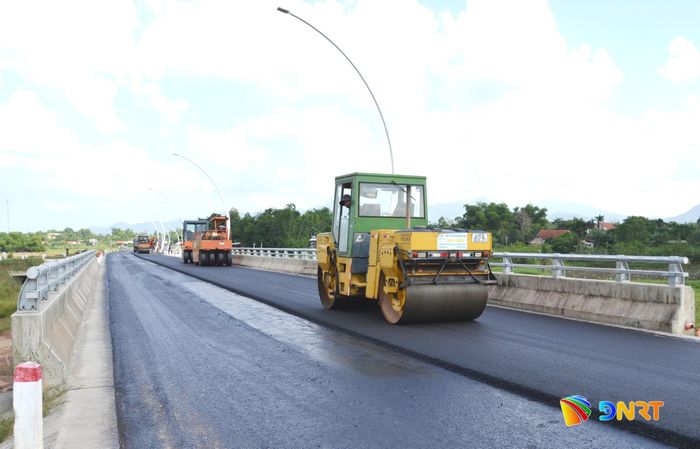 Lu lèn sau khi thảm bê tông nhựa nóng để đảm bảo độ chặt. Ảnh: CÔNG TÚ - PHI THÀNH