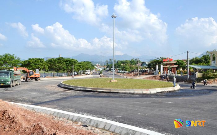 Thi công nút giao với đường qua trung tâm hành chính xã Duy Tân (cũ) gần hoàn tất. Ảnh: CÔNG TÚ - PHI THÀNH
