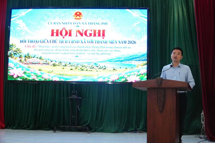 Chủ tịch UBND xã Thăng Phú trao đổi với thanh niên tại hội nghị. Ảnh: TRUNG THỰC