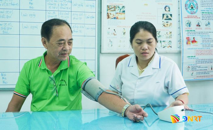 Ông Lê Công Nghĩa thường xuyên đến Trạm Y tế xã Tam Hải để khám bệnh và lấy thuốc. Ảnh: PHAN VINH