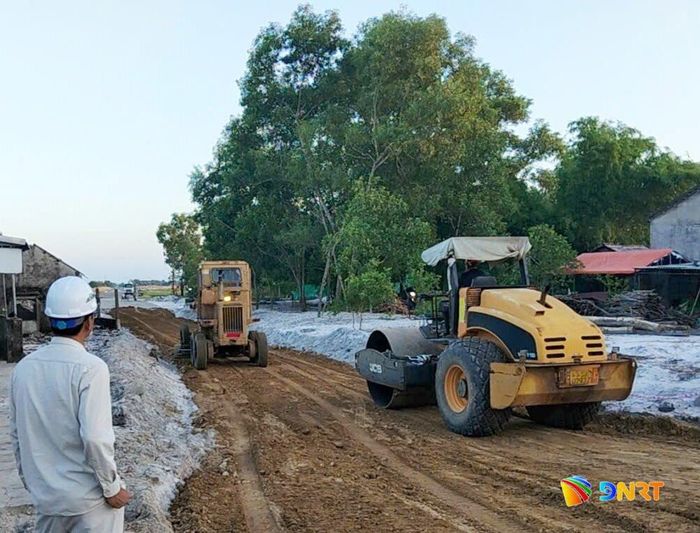 Thi công nền đường đoạn qua xã Thăng An. Ảnh: CÔNG TÚ