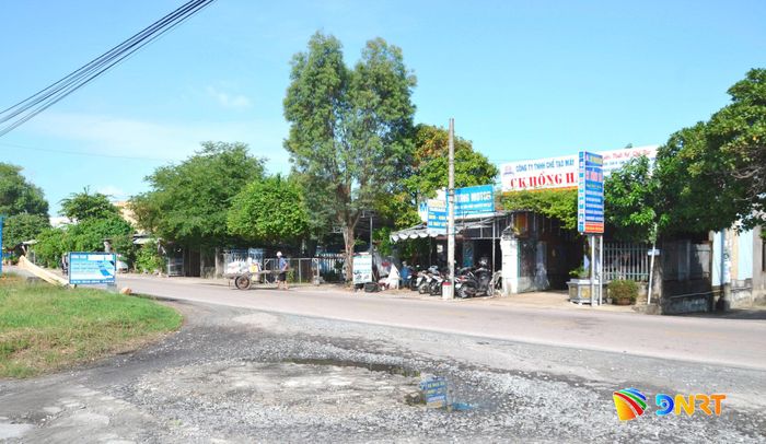 Vị trí thi công nút giao của dự án với quốc lộ 14E vướng mặt bằng của 7 hộ dân đã nhận tiền, đang chờ tái định cư. Ảnh: CÔNG TÚ