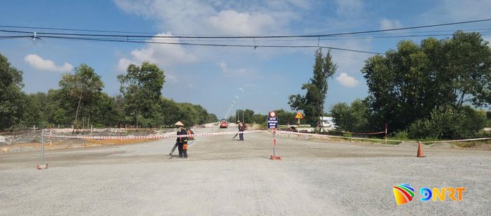 Chuẩn bị thảm bê tông nhựa đoạn qua xã Thăng An. Ảnh: CÔNG TÚ