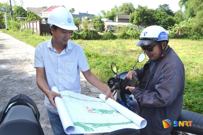 Một người dân thôn Ngọc Sơn Đông (xã Thăng Bình) quan tâm đến tiến độ giải phóng mặt bằng dự án. Ảnh: CÔNG TÚ