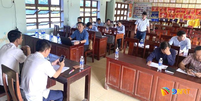 Đối thoại với các hộ dân chưa đồng thuận nhận tiền tại xã Duy Nghĩa vào chiều 17/10. Ảnh: NGUYỄN QUANG