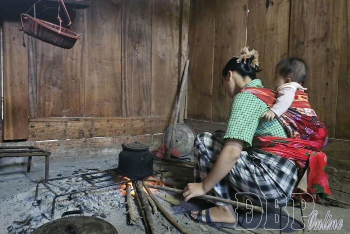 Gánh nặng gia đình đặt lên vai Vừ Thị P. khi mới 19 tuổi đã là mẹ của 2 con.