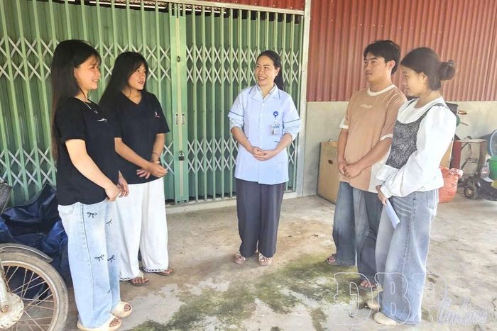Cán bộ Trạm Y tế xã Si Pa Phìn tuyên truyền về tác hại, hệ lụy của tảo hôn đến những người trẻ ở bản Long Dạo.