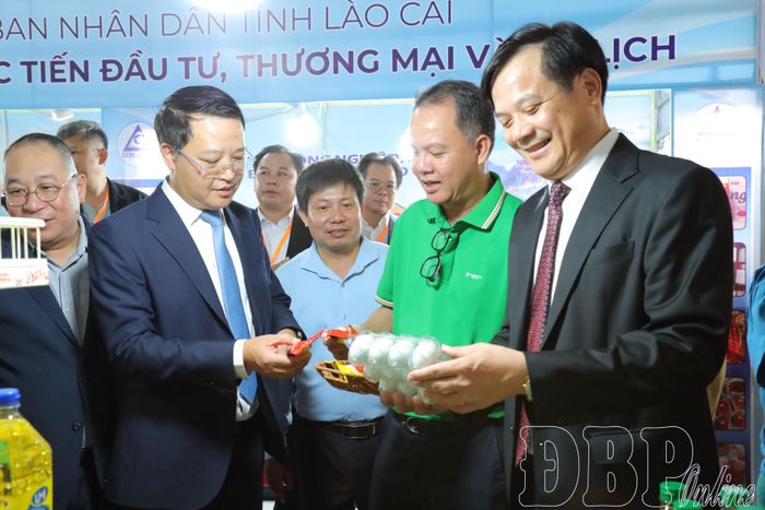 Phó Chủ tịch Thường trực UBND tỉnh Điện Biên Lò Văn Cương cùng đại biểu tham quan các gian hàng tại Hội chợ.